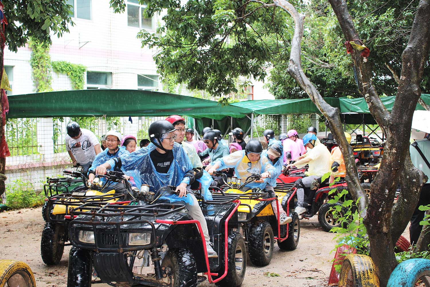 戶外主題團(tuán)建：《山地越野車》
